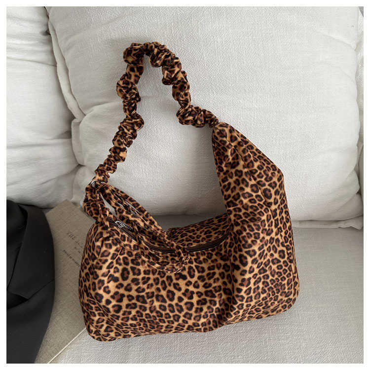 Korean style personalized leopard print sail lazy and stylish 2024 winter large capacity pleated lightweight fabric single shoulder crossbody women 