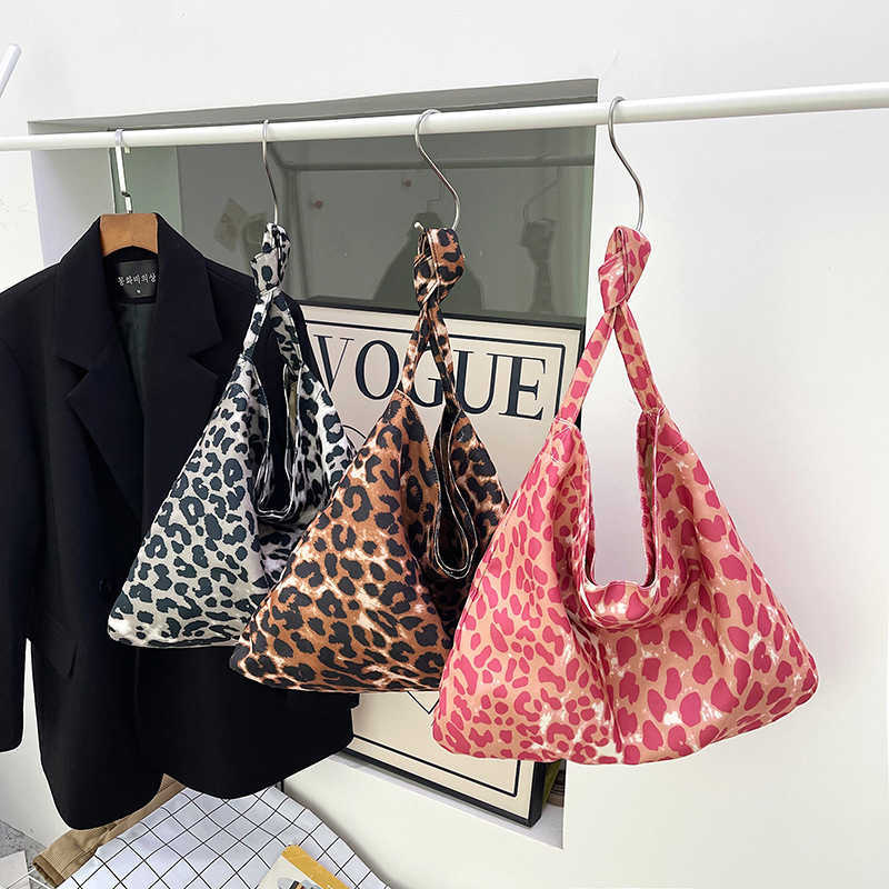 Large capacity casual and stylish leopard print personalized lazy style shopping bag, fashionable canvas single shoulder diagonal cross bag for women