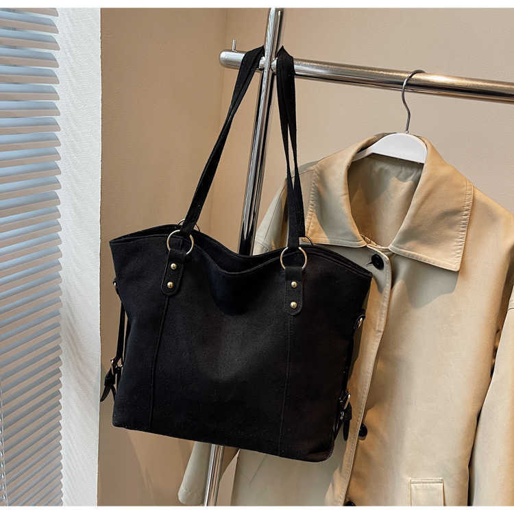 Korean version large capacity simple casual solid color autumn and winter trendy and stylish handbag with one shoulder and armpit bag