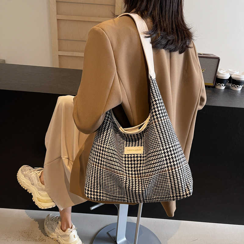 Grid patterned large capacity 2024 winter new casual fashion simple and stylish commuting casual one shoulder armpit tote bag 241231