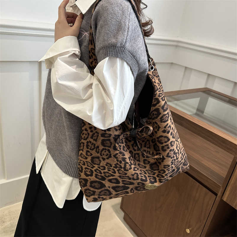 Suede leopard print hot girl 2024 large capacity casual simple and fashionable new commuting hand-held shoulder bag