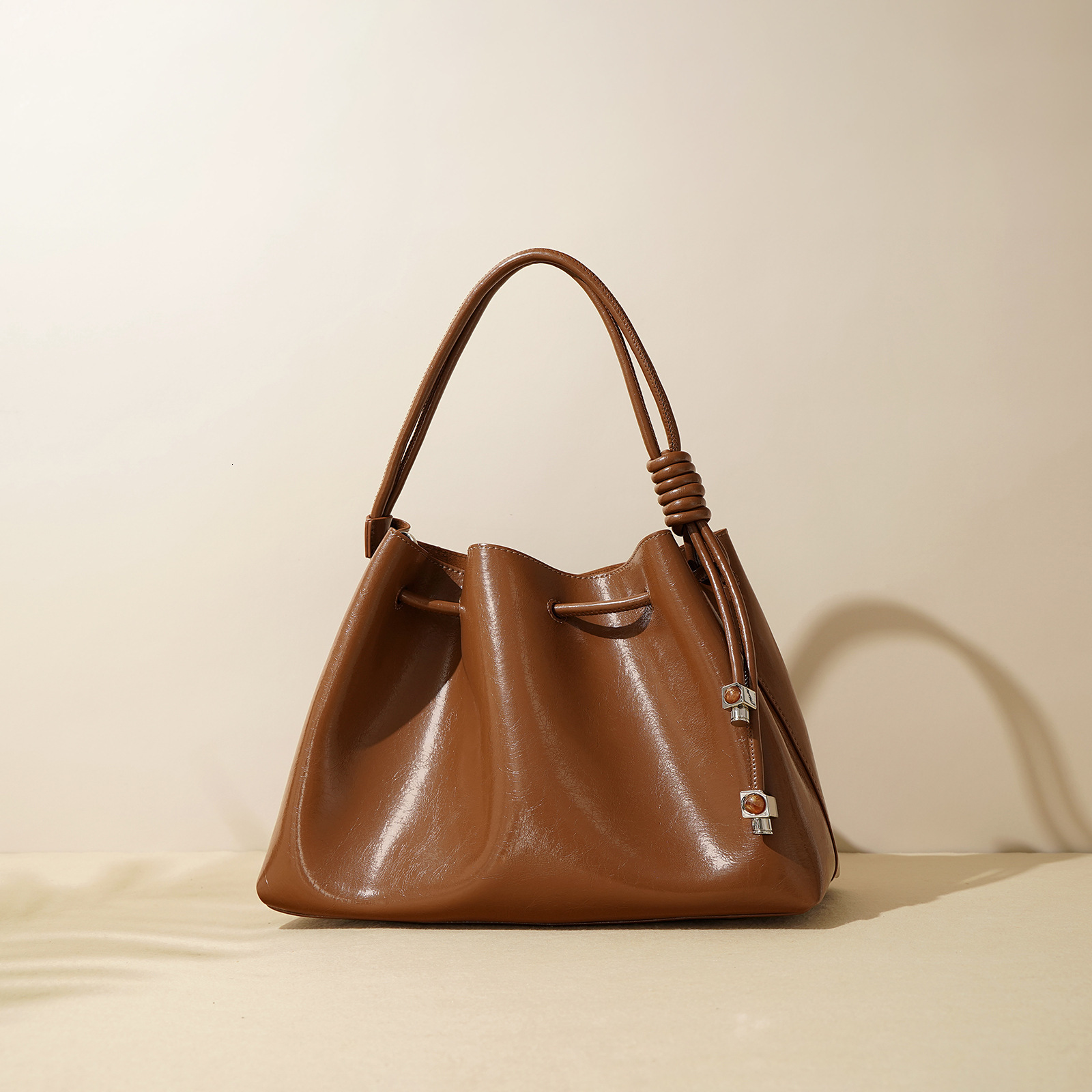 2025 Winter Leather Women's Female Niche Commuter High-Grade Portable Fashion Folds Clouds Designer Bag