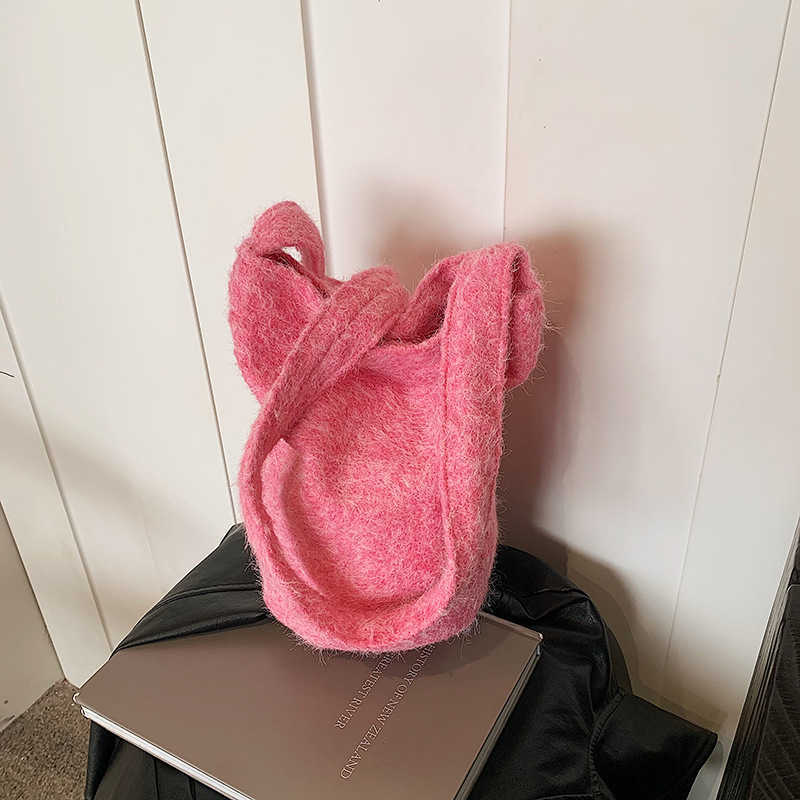 Elegant and personalized 2025 new color contrasting plush large capacity commuting woolen single shoulder crossbody bucket women's bag 241231