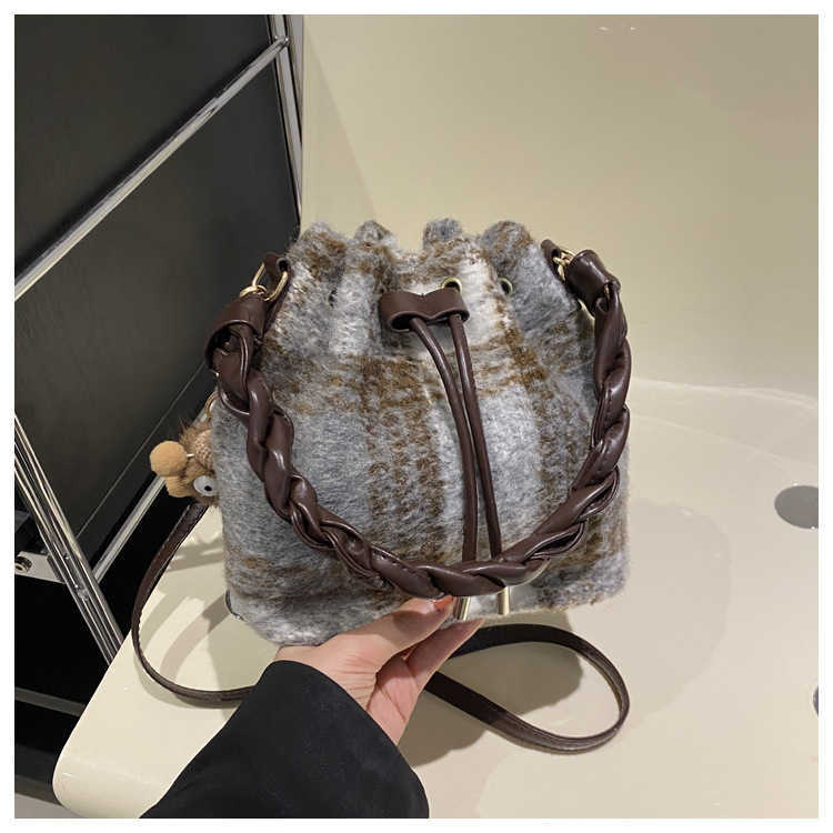 Winter woolen plaid 2023 large capacity Western style new Korean woven handbag, single shoulder crossbody bucket bag