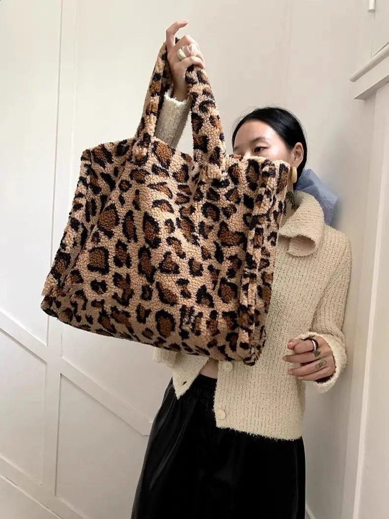 Women Leopord Fluffy Tote Bags Korean Fashion Big Faux Fur Handbags Large Capacity Girl Winter Plush Shoulder Bag Trend 241231