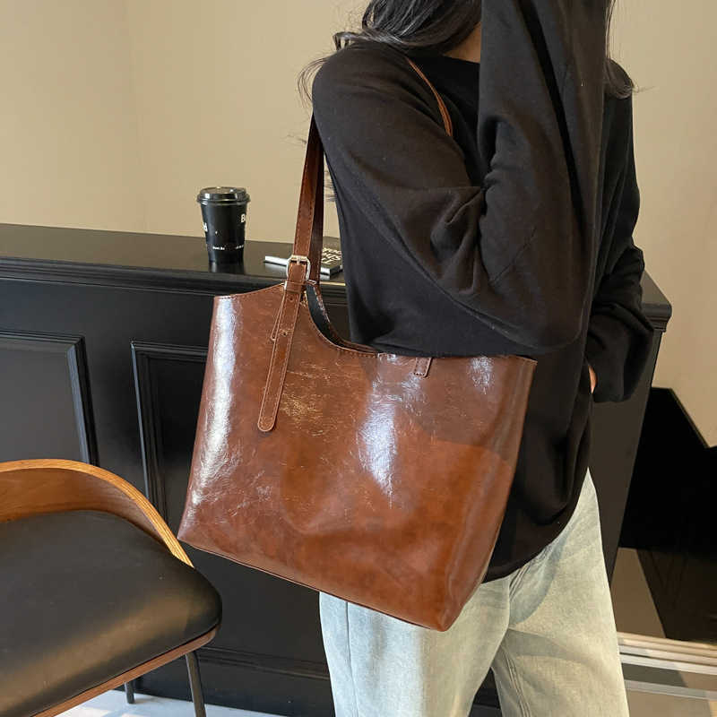 Spring New Oil Wax Leather Large Capacity 2025 Casual Solid Color Commuter Underarm Single Shoulder Tote Bag for Women 241231