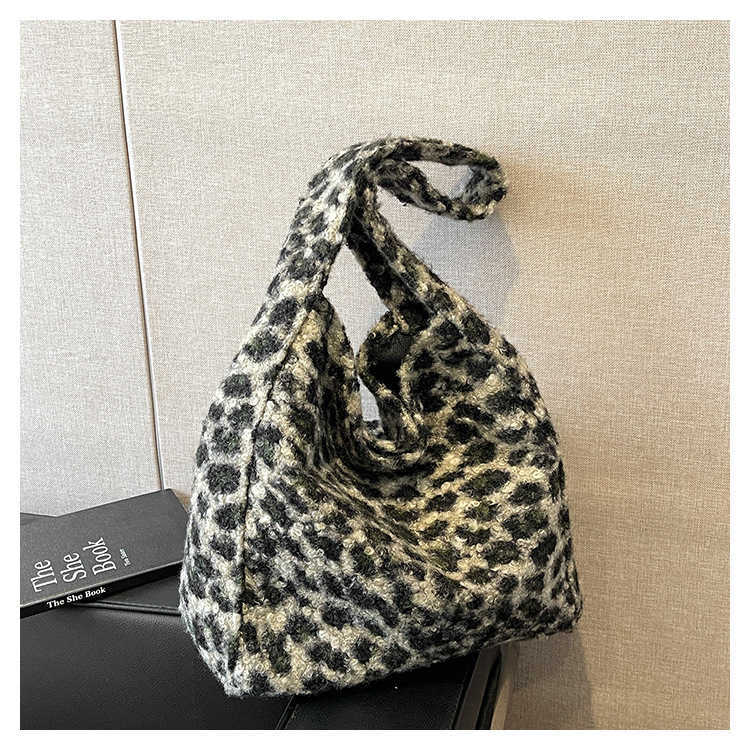 Korean version ins autumn and winter new plush large capacity two-piece commuting style lazy style single shoulder armpit tote bag 241231