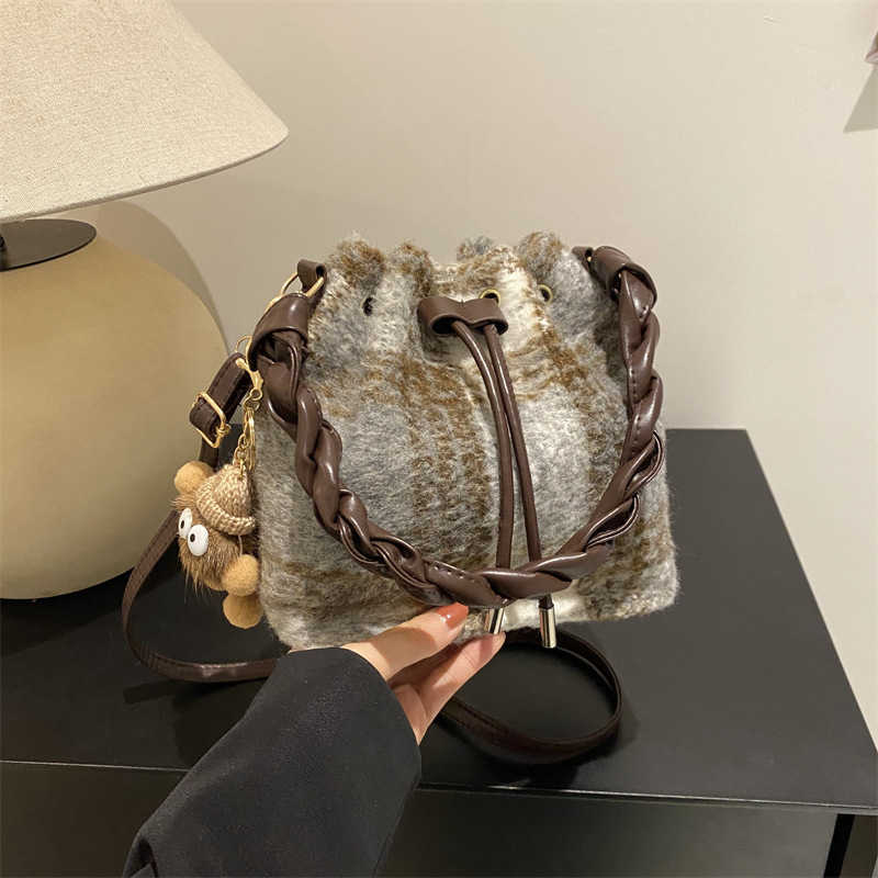 Winter woolen plaid 2023 large capacity Western style new Korean woven handbag, single shoulder crossbody bucket bag
