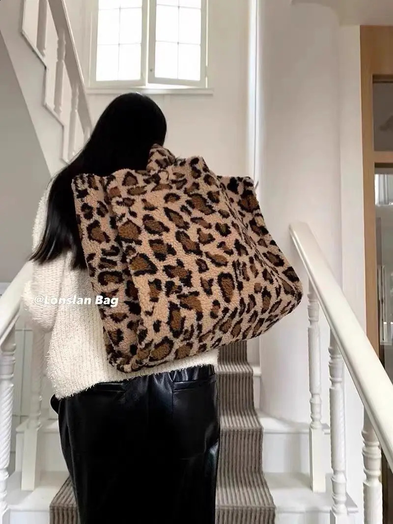 Women Leopord Fluffy Tote Bags Korean Fashion Big Faux Fur Handbags Large Capacity Girl Winter Plush Shoulder Bag Trend 241231