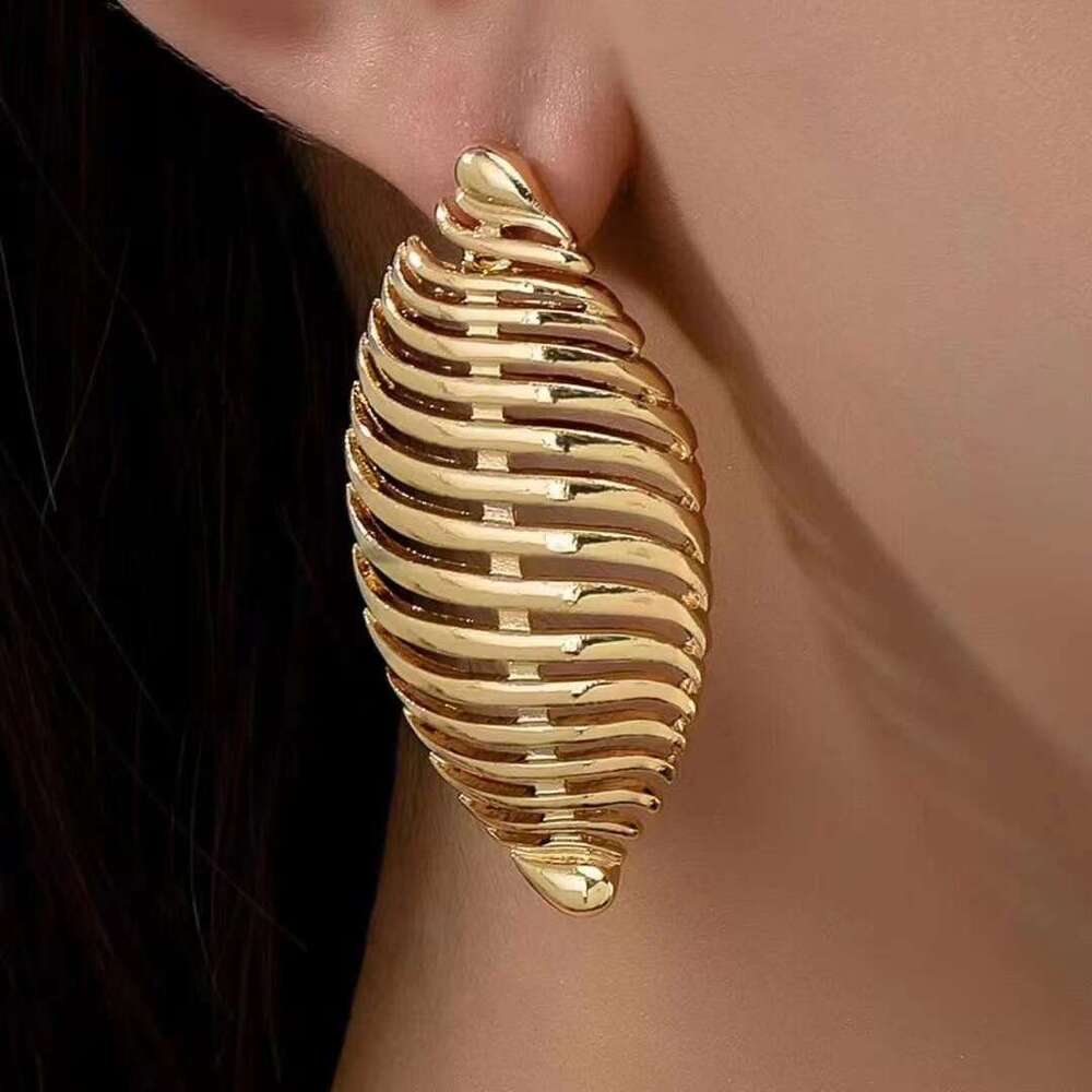 Earrings with fashionable high-end feel, light temperament, and 2024 new style, niche design, unique earrings