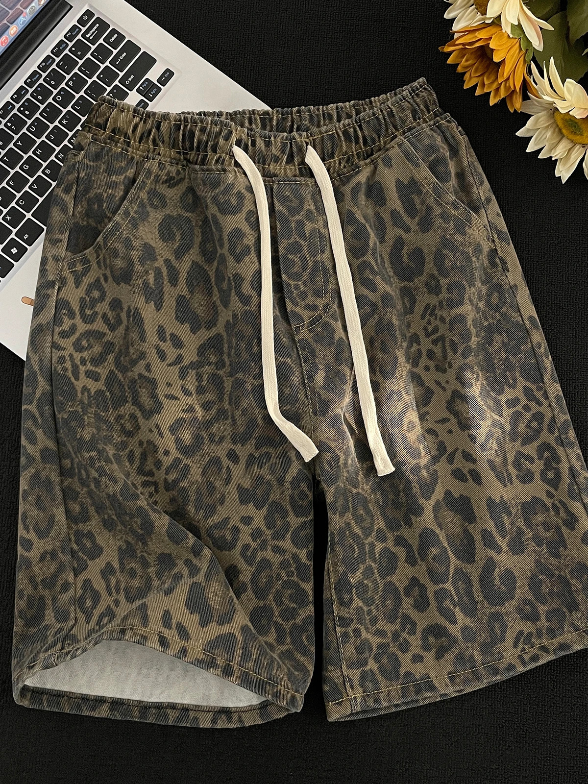 Mens 2025 Summer Fashion Thin Elastic Waist Denim Shorts Mens Leopard Pattern Straight Shorts Mens High Street Shorts P864 241230