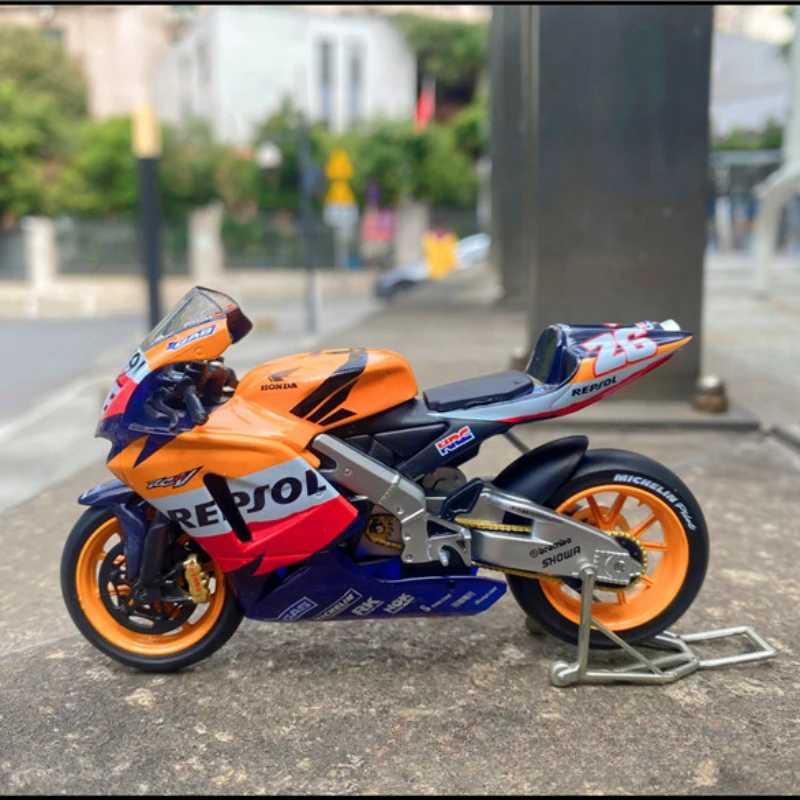 Diecast 1/18 Scale Honda RC211 2006 and Yamaha YZR M1 Motorcycle Alloy Simulation Vehicle Delivery Model Static Toy Gift Display W241231