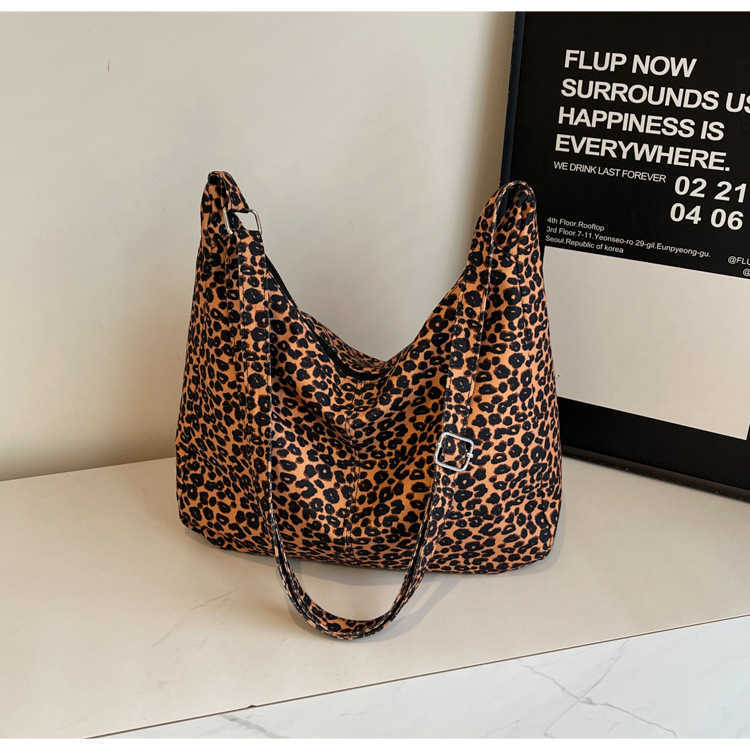 2024 velvet new large capacity leopard print casual Western style Korean version fashionable single shoulder armpit crossbody women's tote bag 24