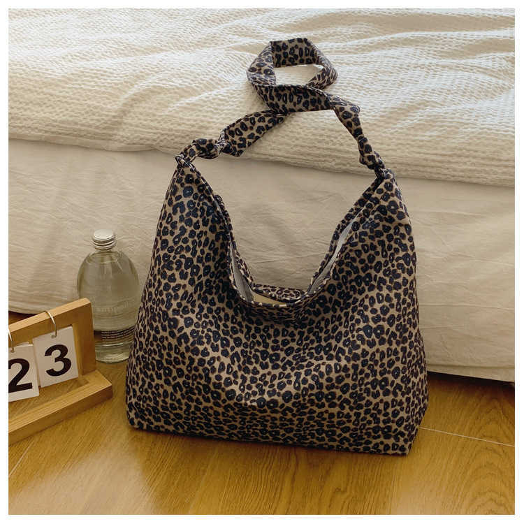 Leisure and stylish 2024 velvet fabric new large capacity leopard print Korean version fashionable single shoulder armpit crossbody women's tote 