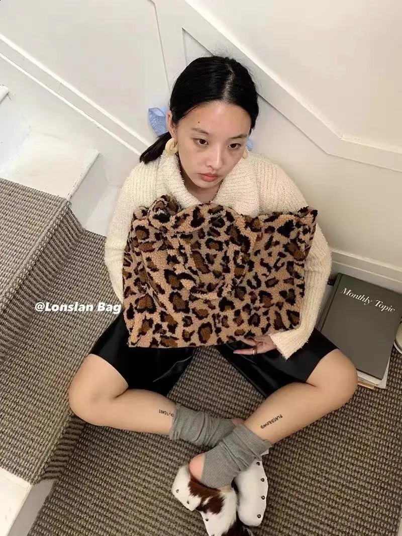 Women Leopord Fluffy Tote Bags Korean Fashion Big Faux Fur Handbags Large Capacity Girl Winter Plush Shoulder Bag Trend 241231