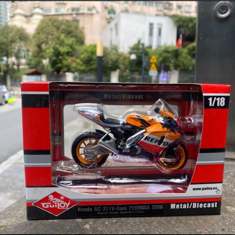 Diecast 1/18 Scale Honda RC211 2006 and Yamaha YZR M1 Motorcycle Alloy Simulation Vehicle Delivery Model Static Toy Gift Display W241231