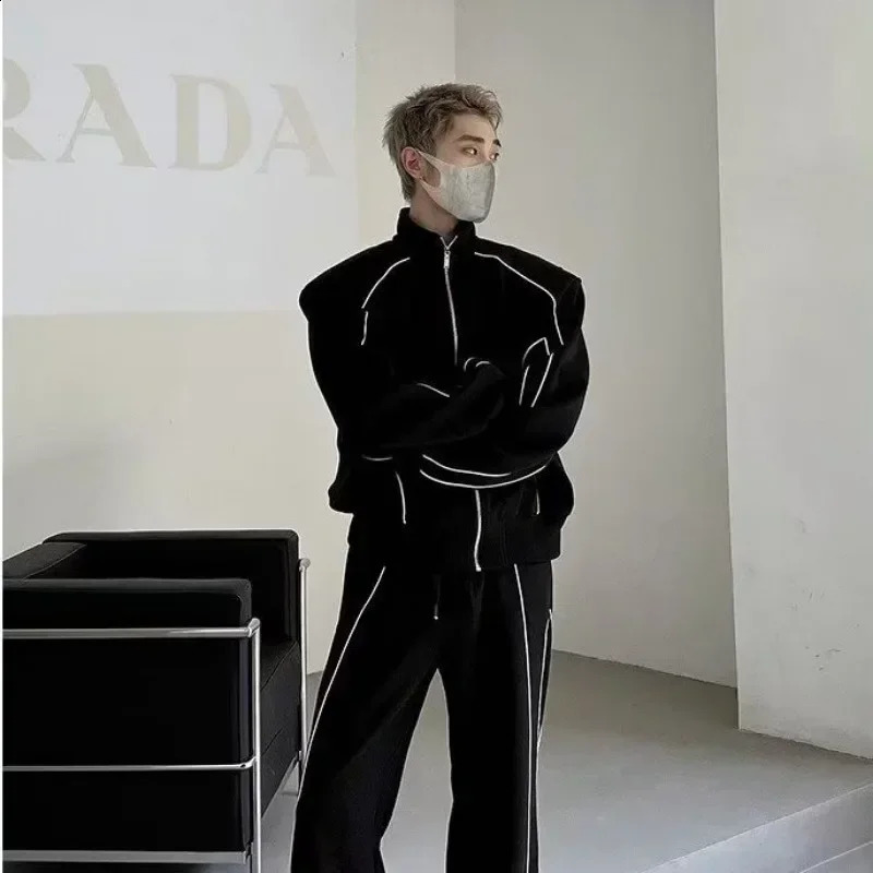 Japanese Atmosphere Outfit Casual Sports Suit for Men Korean Style Spliced Reflective Jacket Loose Stripes Wideleg Sweatpants 241223