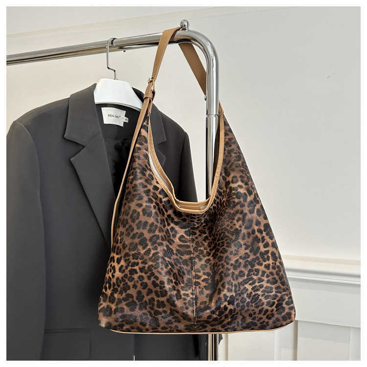 Fashionable leopard print large capacity casual personality lazy style shopping bag fashionable underarm shoulder tote bag for women