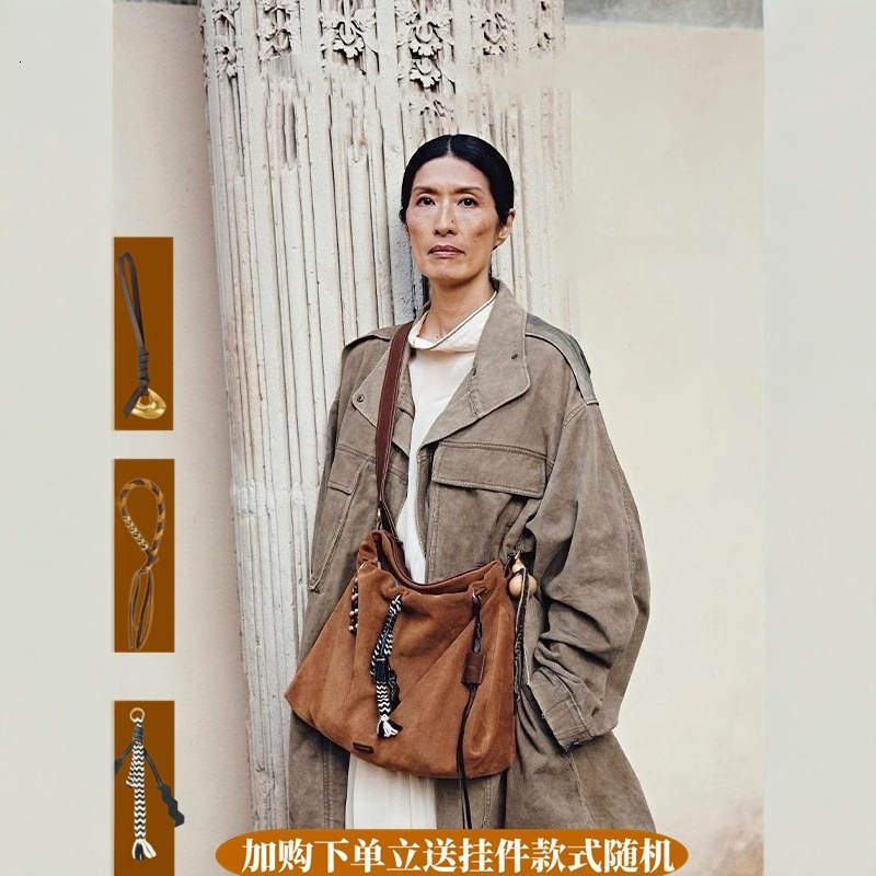 At foot of the mountain, there is Baina series tote suede garbage women. Song, a large capacity single shoulder wandering bag for 24 autumn and winter
