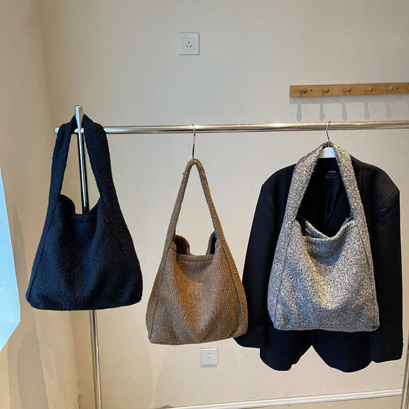 Korean version of casual western-style and beautiful 2024 autumn and winter new woolen trend large capacity solid color underarm single shoulder bag 2