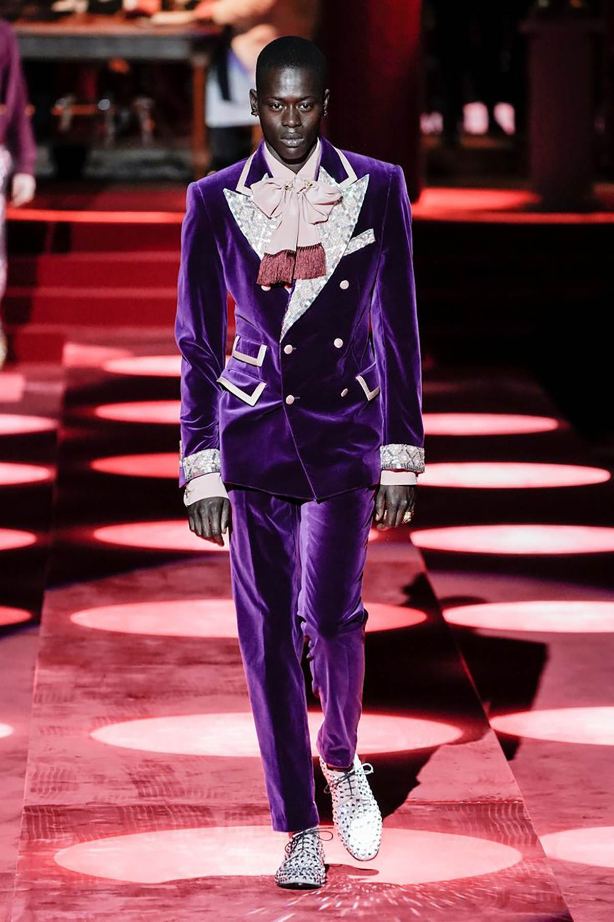 Velvet Purple Mens Wedding Tuxedos Peaked Lapel Classic Fit Groom Formal Wear Tailored Party Birthday Outfits 2 Pieces