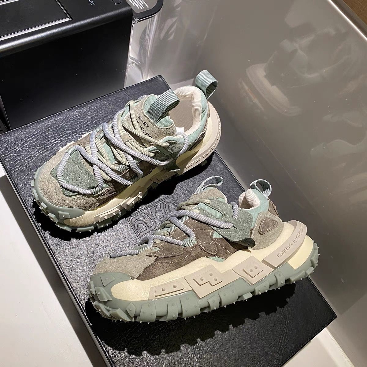 Internet celebrity super hot dad thick soles 2024 spring new European station tire women's genuine leather color blocking sports shoes