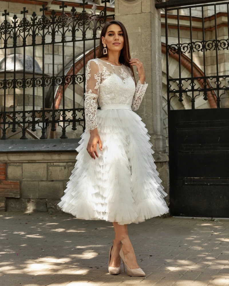 Delicate Lace Long Sleeves Tiered Wedding Dresses Tea Length A Line Garden Wedding Gowns for Bride Women Illusion Crew Neck Hippie Ivory Tulle Vestido