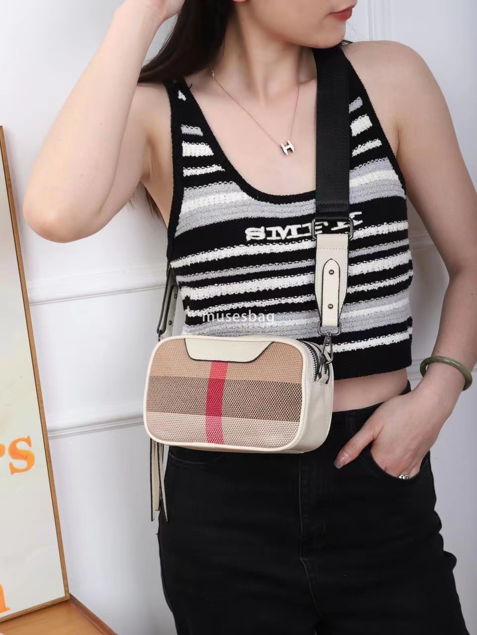 European and American retro niche design factories directly sell leather plaid fashionable and popular cross-border wide shoulder strap small square b