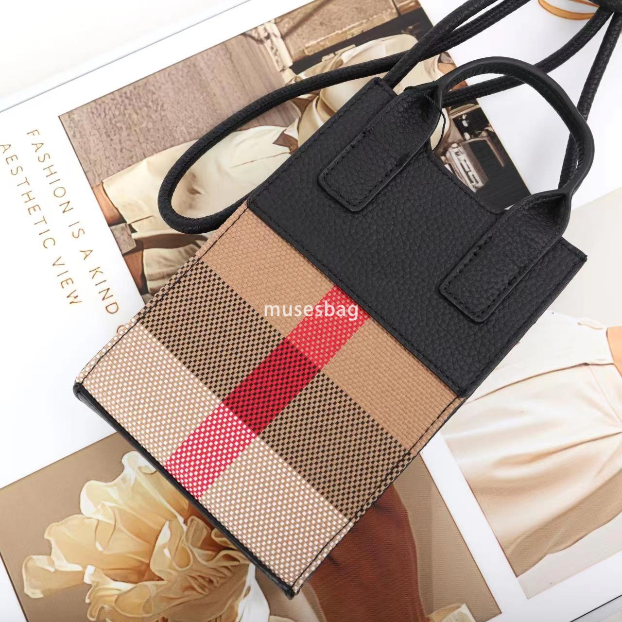 European and American retro fashion niche design, personalized and creative leather plaid single shoulder crossbody large screen mobile phone bag for 