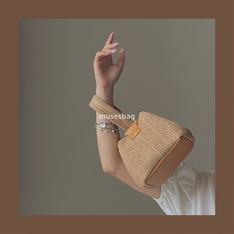 Fashionable women with a sense of luxury cute girls with hand-held grass woven bags new niche personality summer chain bag single shoulder woven bag t