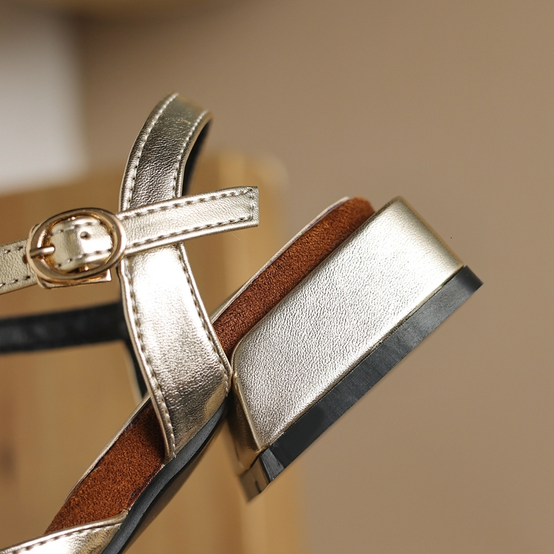 Women's New Spring/Summer Square Head Casual And Comfortable Medium Heel Large Metal Loose Buckle Open Toe Beach Sandals