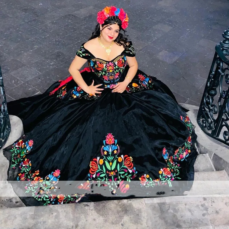 2024 Sexy Charro Black Embroidery Quinceanera Dresses Off Shoulder Ral Organza Ruffles Sweet 16 Vestidos De 15 Quinceanera Ball Gowns 0212D