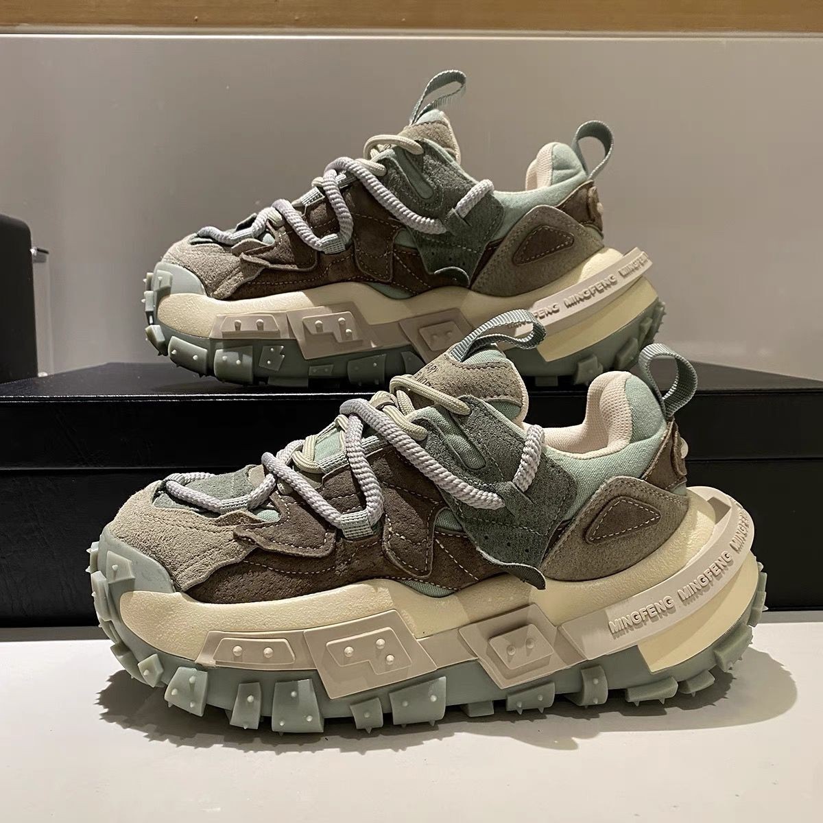 Internet celebrity super hot dad thick soles 2024 spring new European station tire women's genuine leather color blocking sports shoes