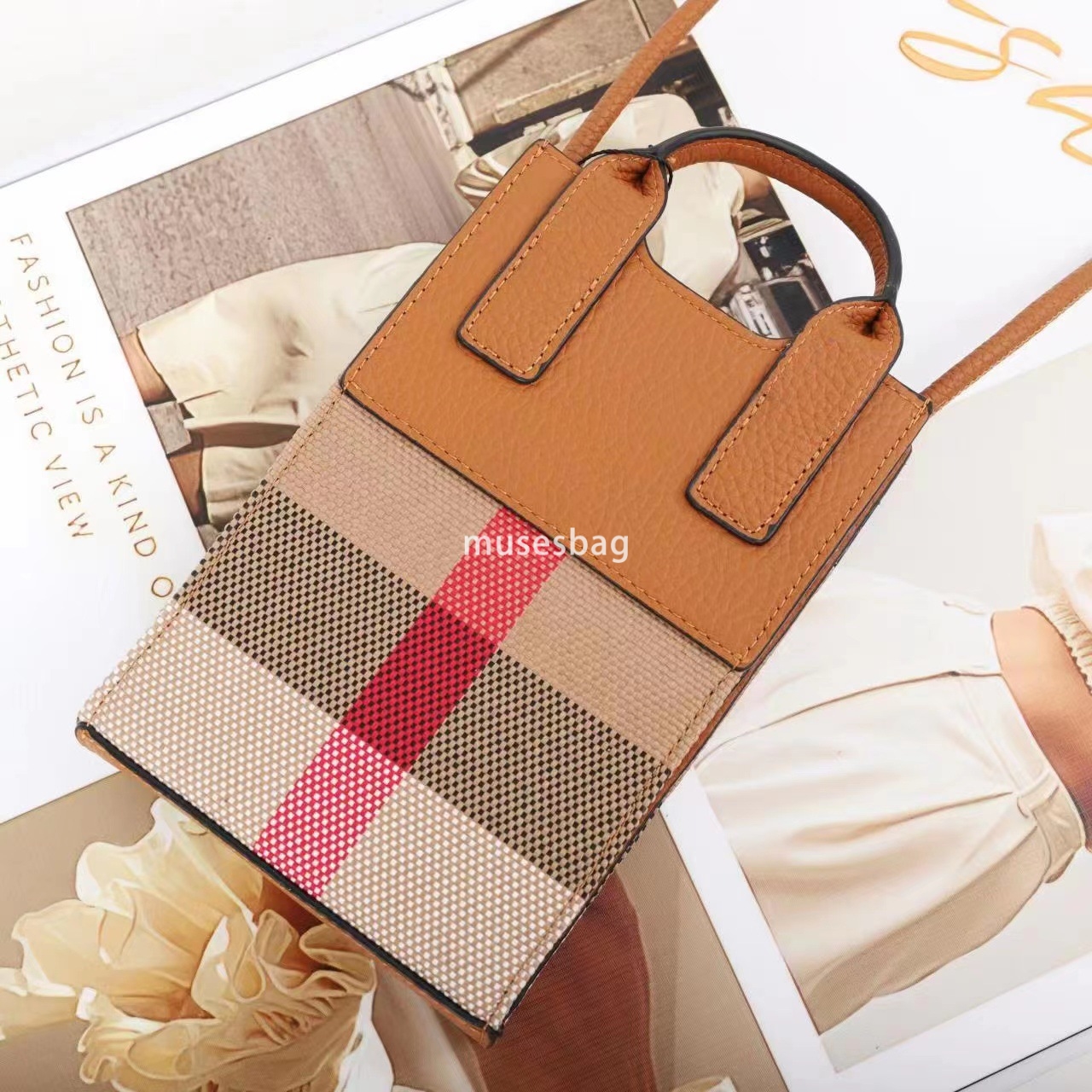 European and American retro fashion niche design, personalized and creative leather plaid single shoulder crossbody large screen mobile phone bag for 