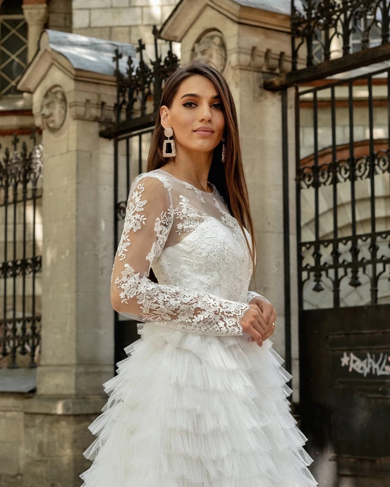 Delicate Lace Long Sleeves Tiered Wedding Dresses Tea Length A Line Garden Wedding Gowns for Bride Women Illusion Crew Neck Hippie Ivory Tulle Vestido