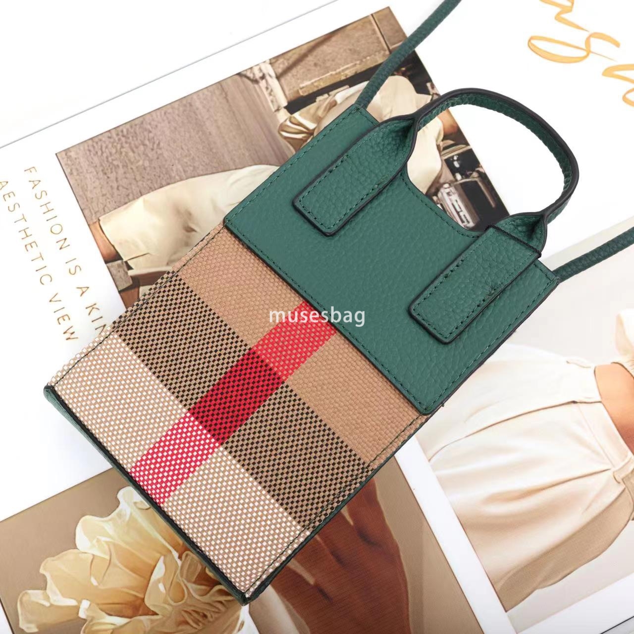 European and American retro fashion niche design, personalized and creative leather plaid single shoulder crossbody large screen mobile phone bag for 
