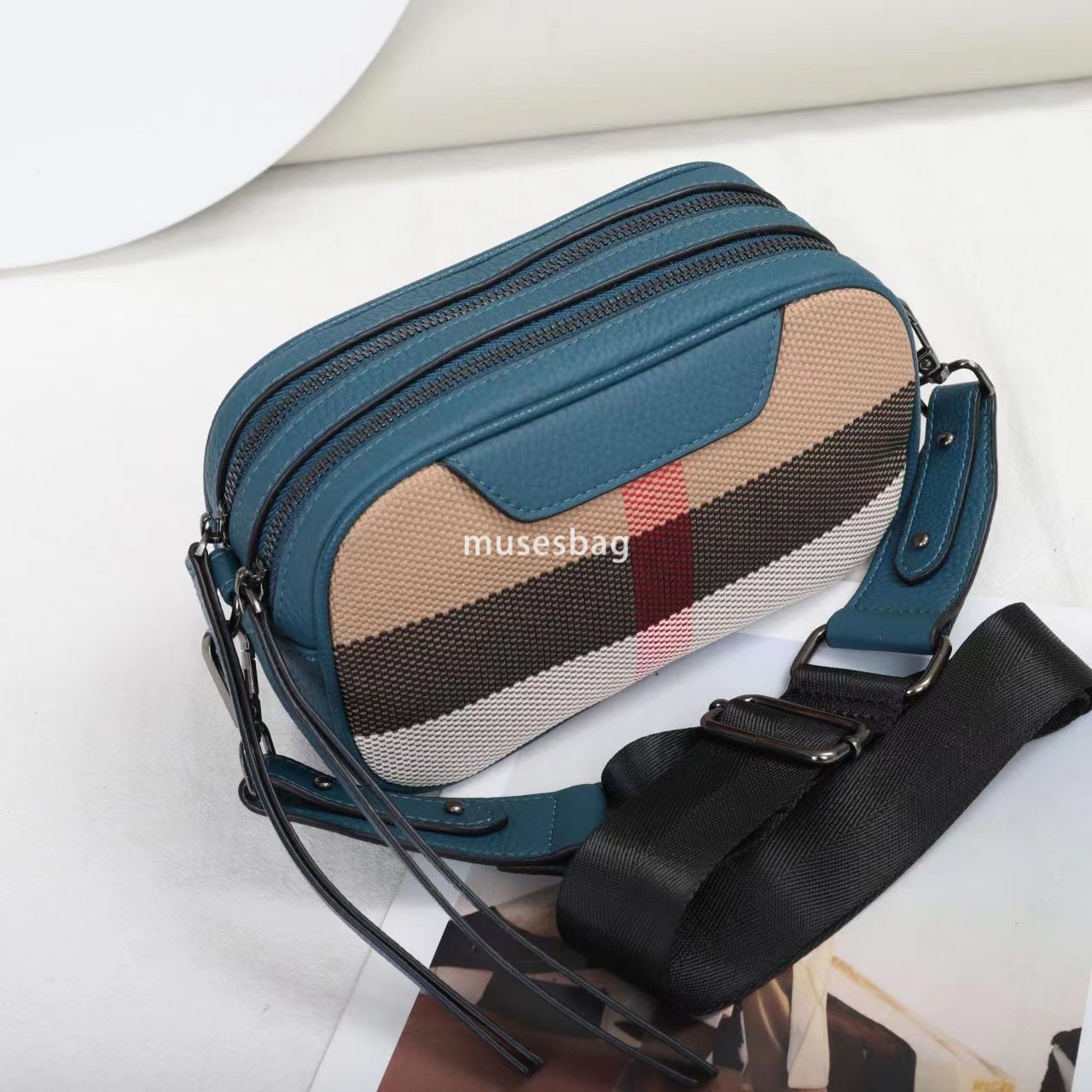 European and American retro niche design factories directly sell leather plaid fashionable and popular cross-border wide shoulder strap small square b