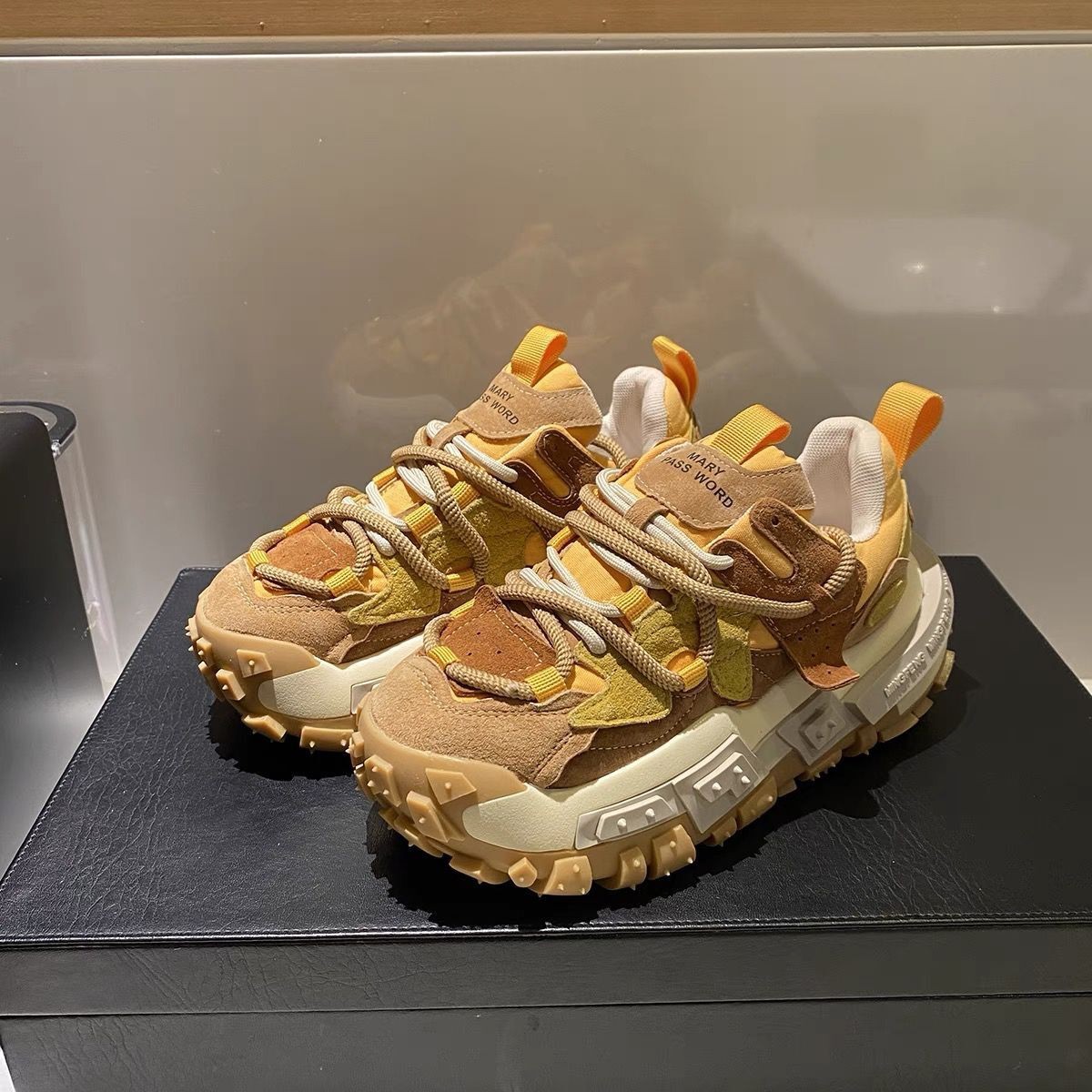 Internet celebrity super hot dad thick soles 2024 spring new European station tire women's genuine leather color blocking sports shoes