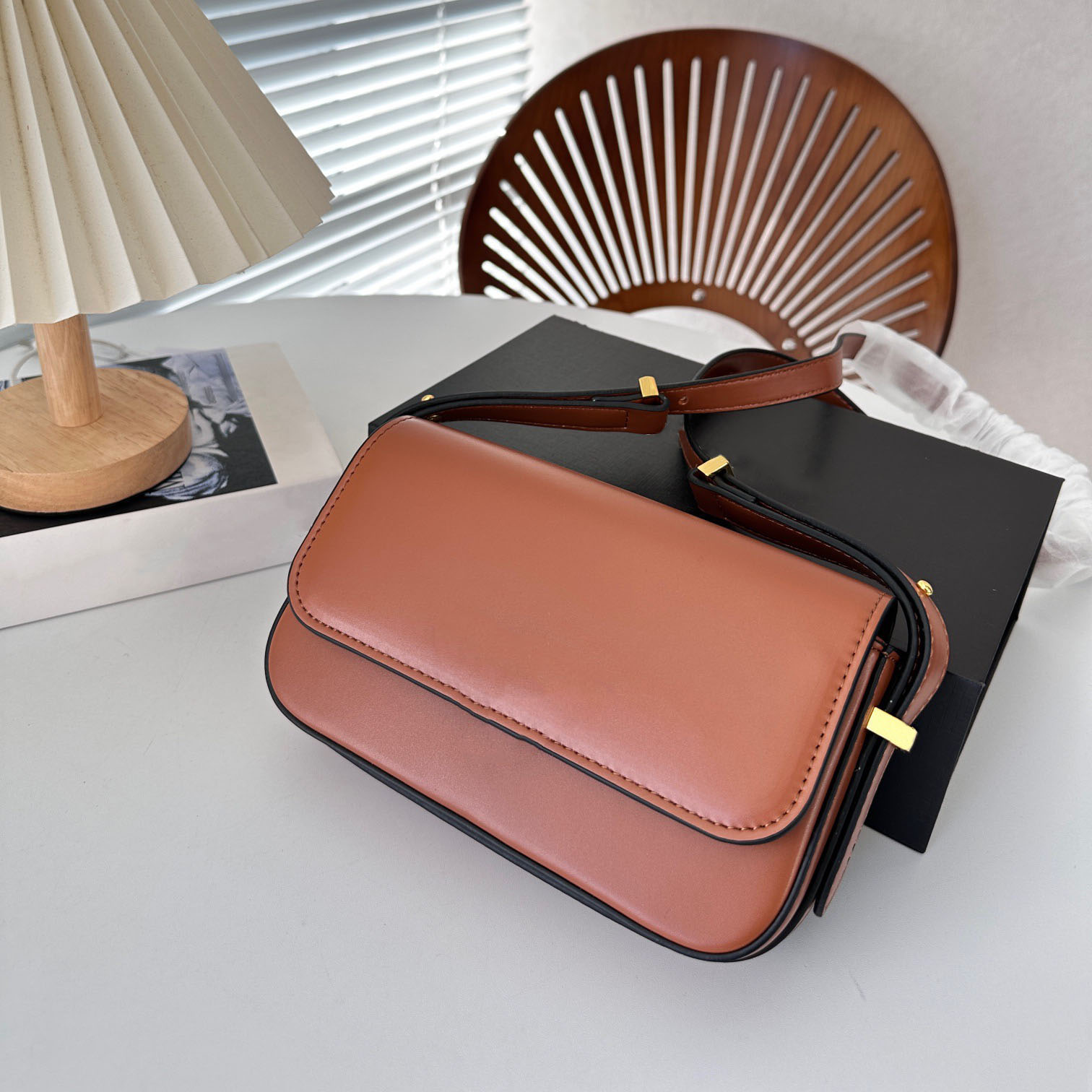 Luxury designer women's bags, which can be worn on one shoulder or crossbody, and are fashionable and versatile, classic messenger bags, handbags, and work bags