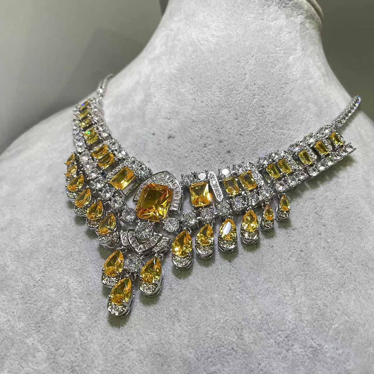 2025 Handmade Sparkling Bridal Pendant Luxury Jewelry 18K White Gold Fill Water Drop Yellow Moissanite Diamond Party Gorgeous Women Wedding Necklace G