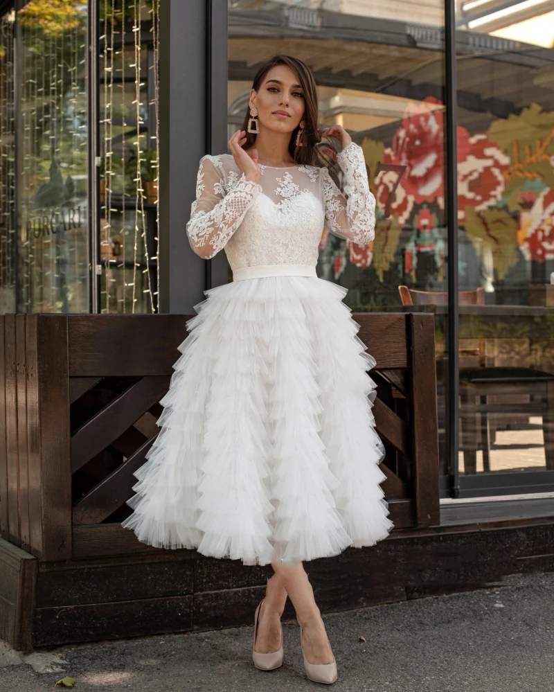 Delicate Lace Long Sleeves Tiered Wedding Dresses Tea Length A Line Garden Wedding Gowns for Bride Women Illusion Crew Neck Hippie Ivory Tulle Vestido