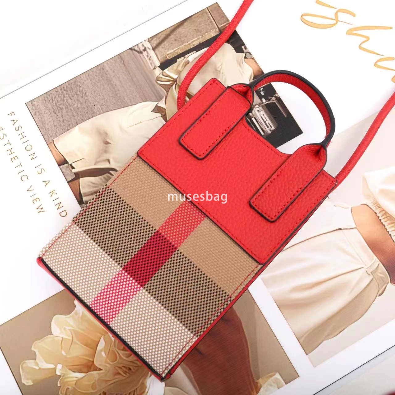 European and American retro fashion niche design, personalized and creative leather plaid single shoulder crossbody large screen mobile phone bag for 