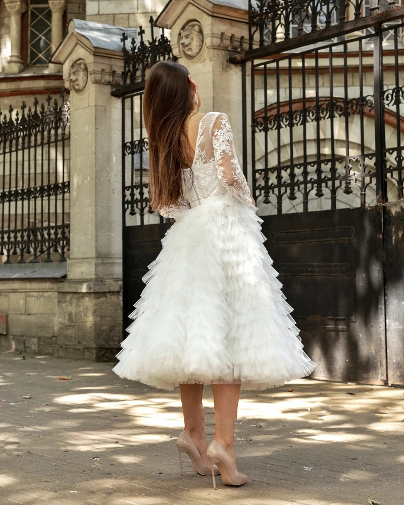 Delicate Lace Long Sleeves Tiered Wedding Dresses Tea Length A Line Garden Wedding Gowns for Bride Women Illusion Crew Neck Hippie Ivory Tulle Vestido