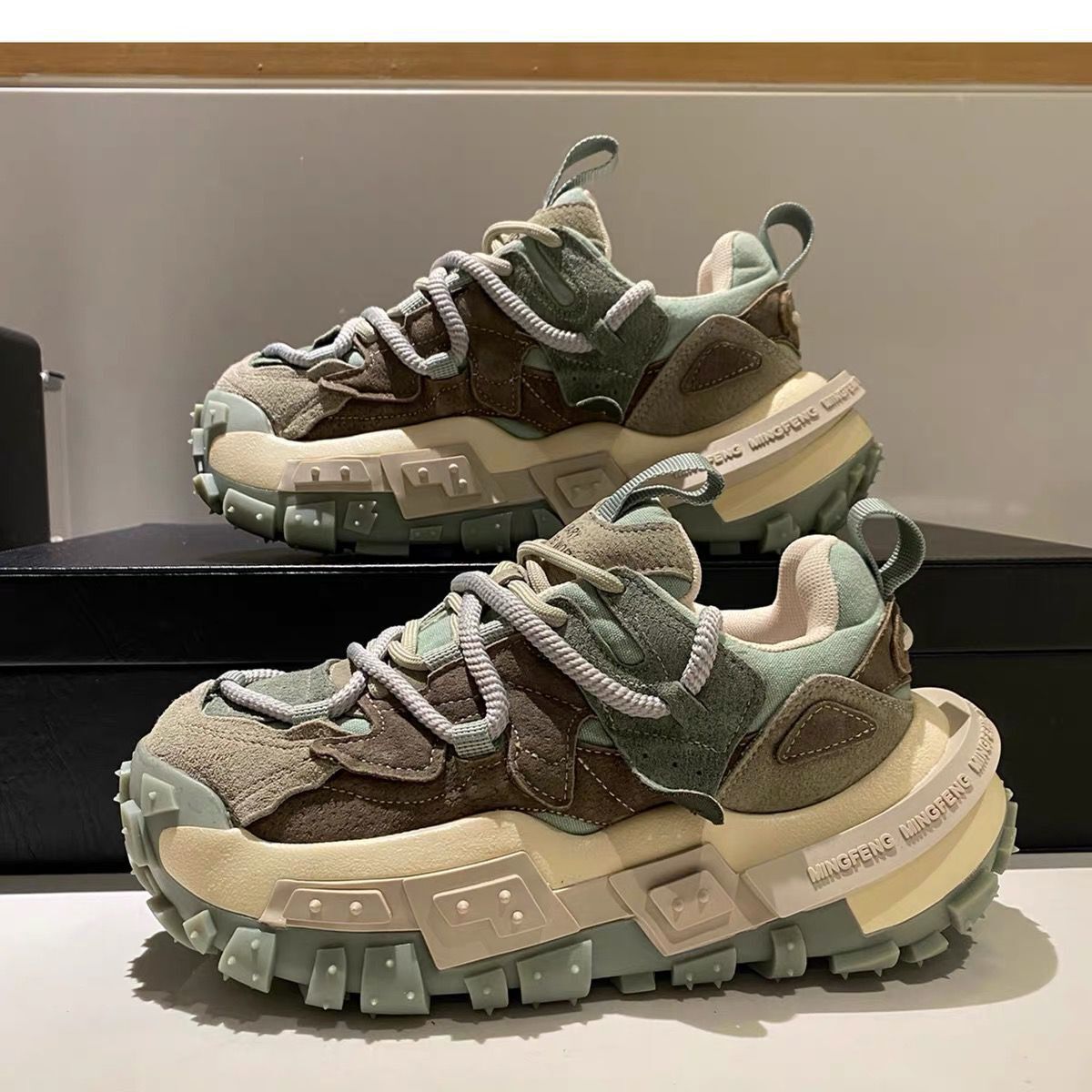 Internet celebrity super hot dad thick soles 2024 spring new European station tire women's genuine leather color blocking sports shoes
