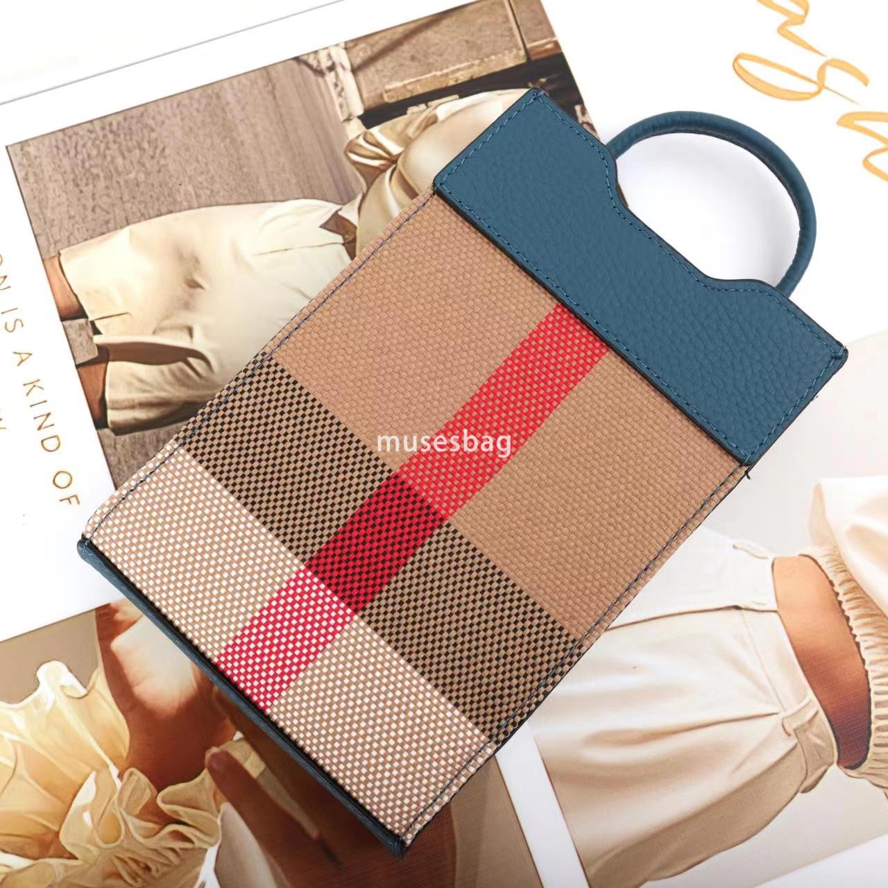 European and American retro fashion niche design, personalized and creative leather plaid single shoulder crossbody large screen mobile phone bag for 