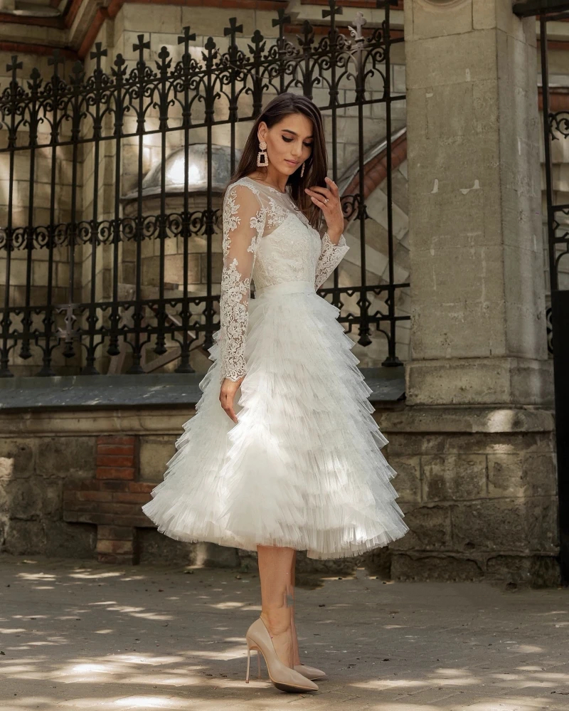 Delicate Lace Long Sleeves Tiered Wedding Dresses Tea Length A Line Garden Wedding Gowns for Bride Women Illusion Crew Neck Hippie Ivory Tulle Vestido