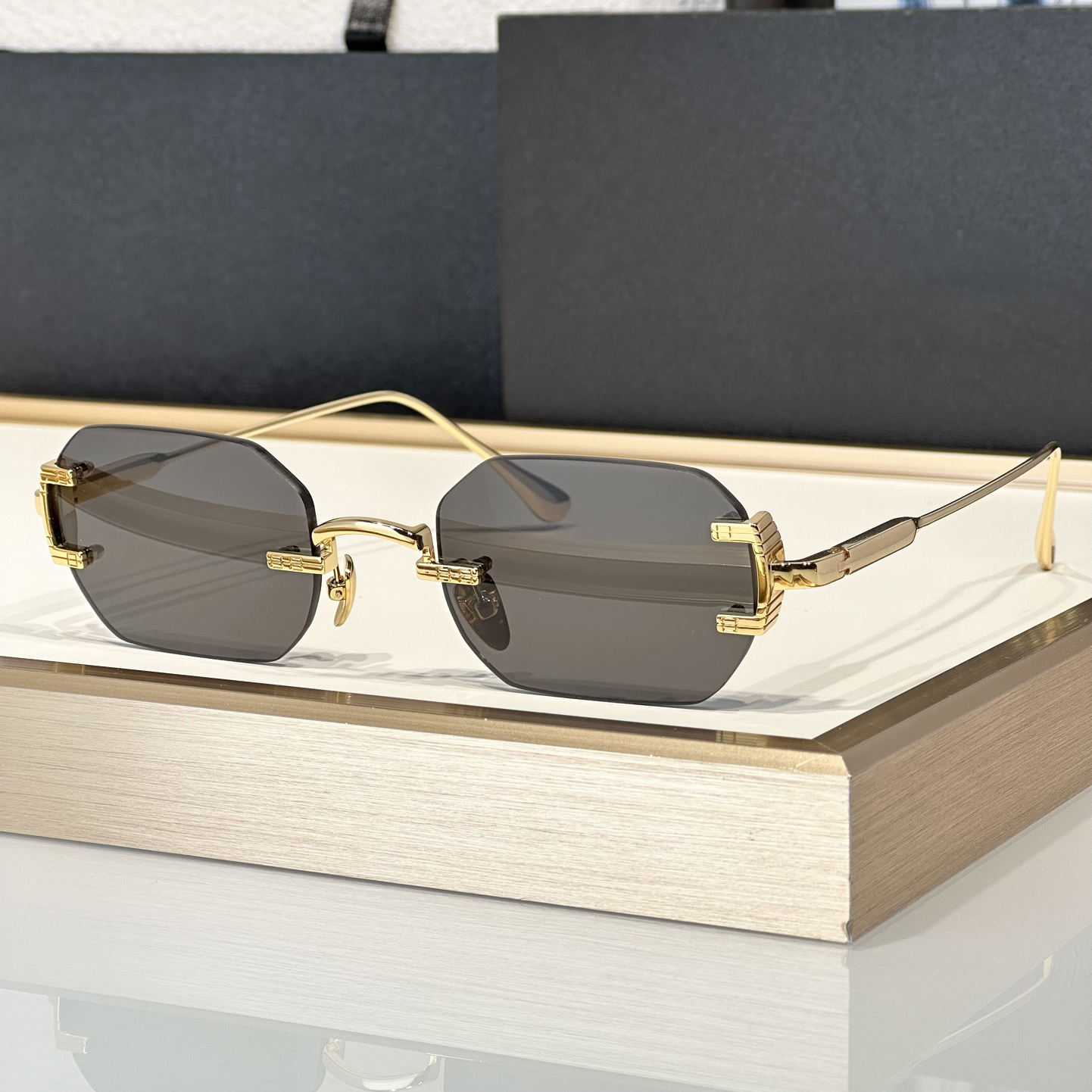 Fashion Sunglasses For Men Women AMARU Summer Designer Stylish High Street Style Anti-Ultraviolet Retro Plate Hexagon Metal Temples Frameless Glasses Random Box