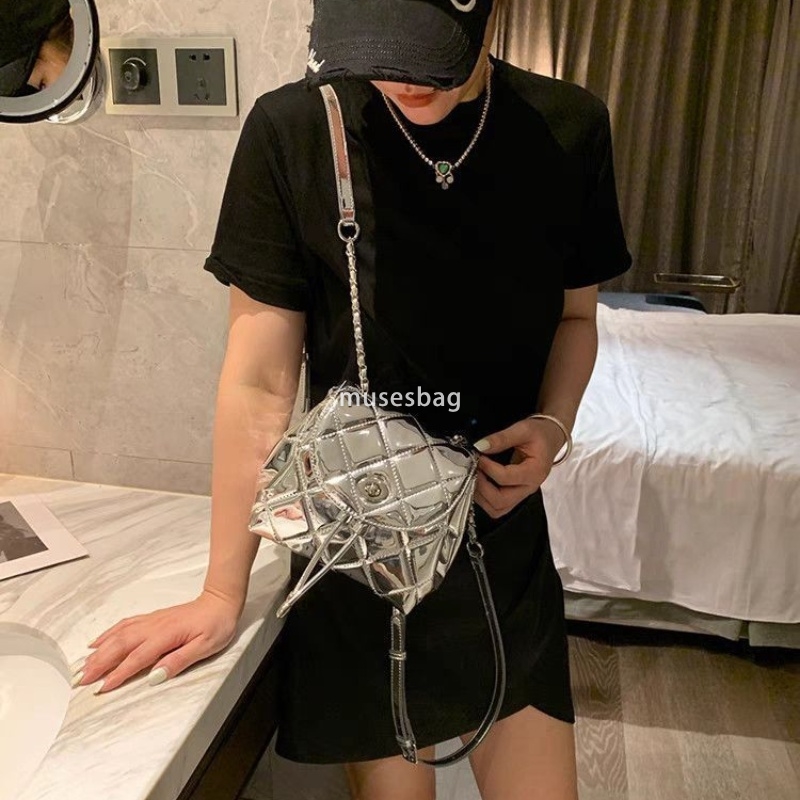 Korean women's designer niche temperament diamond grid chain practical backpack summer new fashionable heavy metal texture versatile classic smal