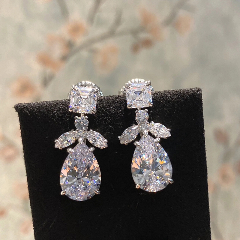 2024 Elegant Sparkling Dangle Earrings Jewelry Sterling Sier Water Drop Pear 5A Cubic Zircon CZ Dia Gemstones Party Eternity Women Earring Gift