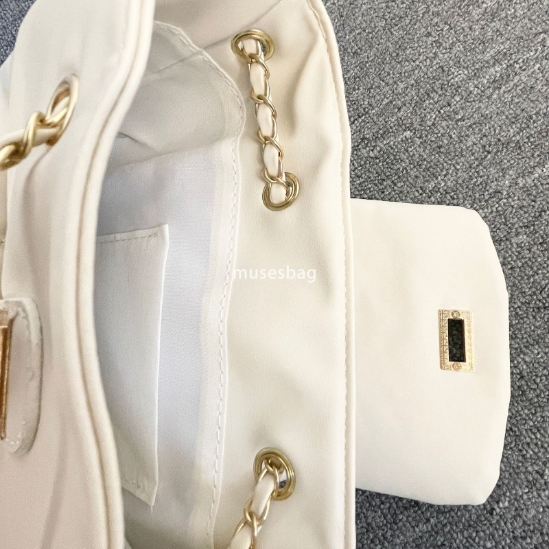 Ladies and Gentlemen's Temperament Small Fragrance Fashionable Backpack Korean Edition New Mini Lingge Chain Bag Retro Casual Versatile Practical